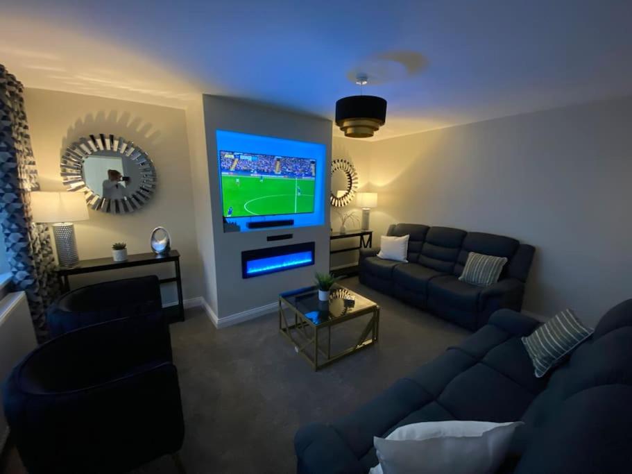 uma sala de estar com um sofá e uma televisão de ecrã plano em Wharfedale Lodge- Bungalow-3 Bed, 2 bath, Amazing! em Thornton