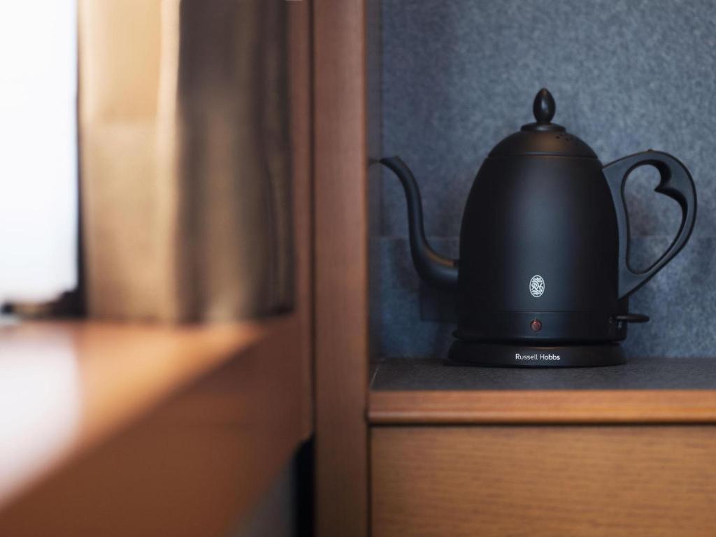 a black tea kettle sitting on top of a cabinet at Hotel JAL City Haneda Tokyo in Tokyo