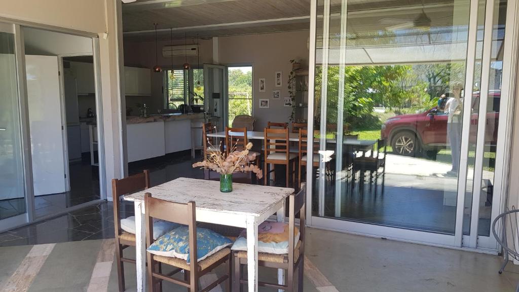 cocina y comedor con mesa y sillas en Casa Bernardis Alquiler temporal en Resistencia