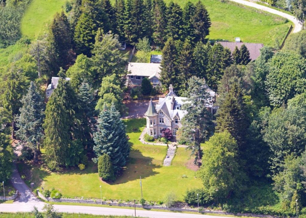 una vista aérea de una casa en una colina en Tigh na Sgiath Country House Hotel en Grantown on Spey