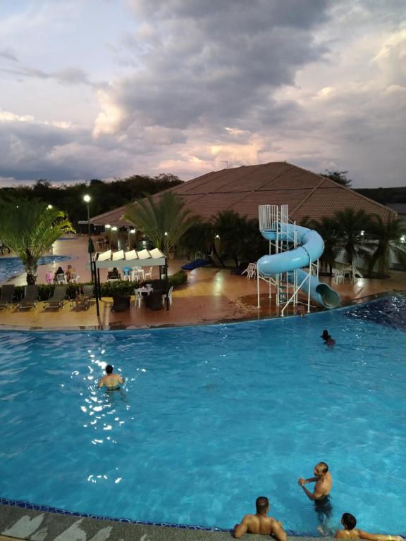 een groep mensen in het zwembad van een resort bij B101 AP do Lago, com Cozinha e Churrasqueira privativa , internet banda larga, rampa barco e jet, pesqueiro in Caldas Novas