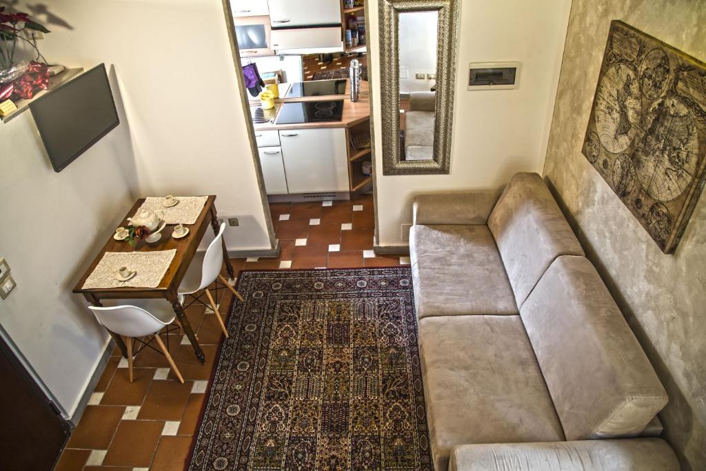 una sala de estar con un sofá y una mesa en Apartment San Frediano, en Florencia