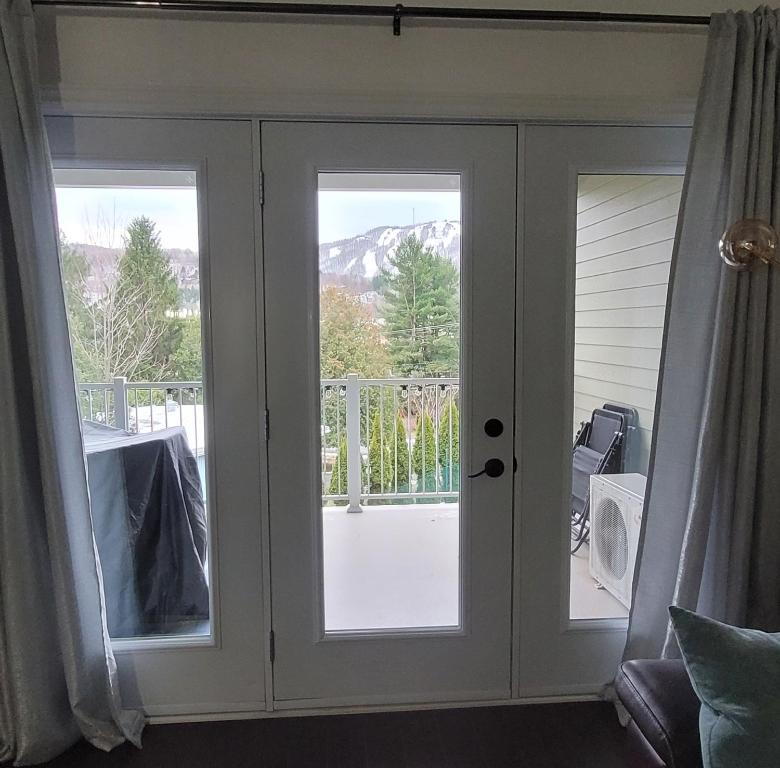 Balkón nebo terasa v ubytování Condo 202 Le Champlain vue sur la montagne, ski, vélo, piscine !
