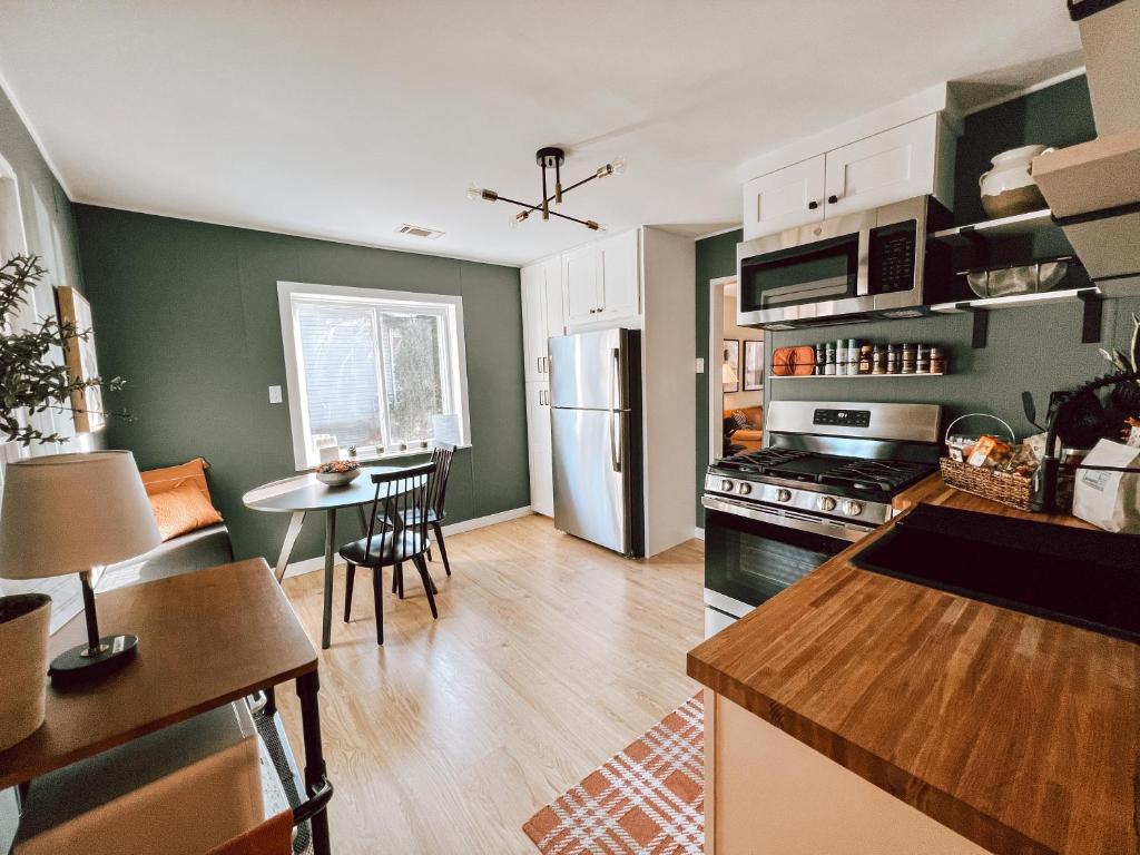 una cucina con frigorifero e tavolo di The Clay Hideaway a Downers Grove