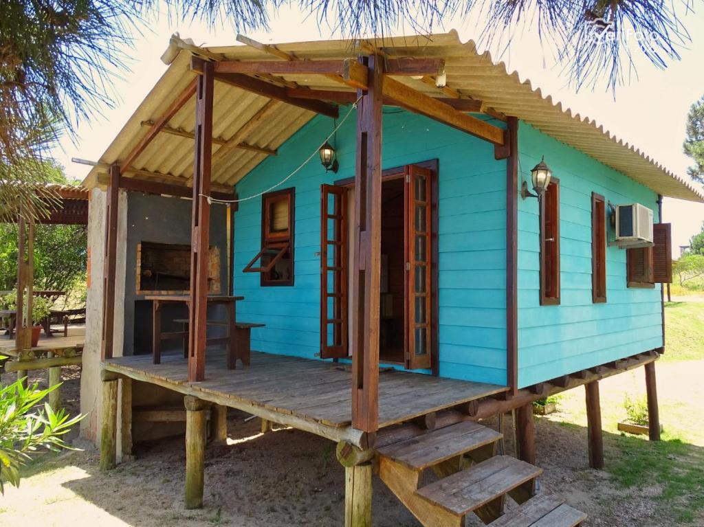 una casita azul con porche de madera en UN SUEÑO LOFT, en Punta del Diablo