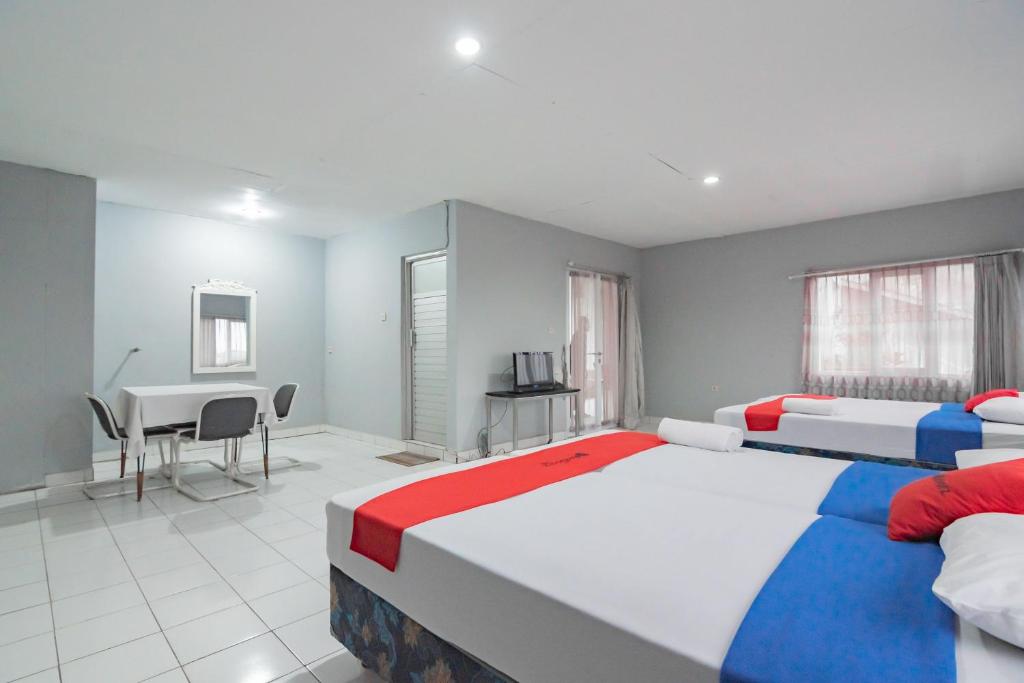 RedDoorz At Jalan Raya Lembang - Habitación Familiar