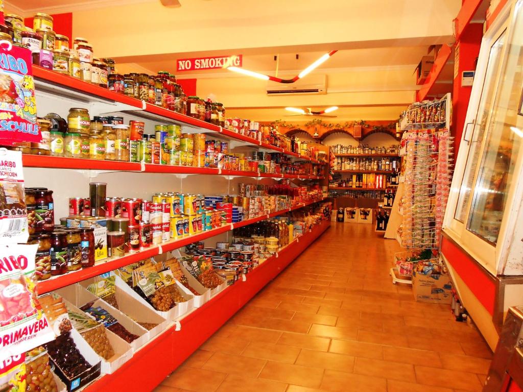 Supermarket alebo iný obchod pri kempingu alebo v okolí