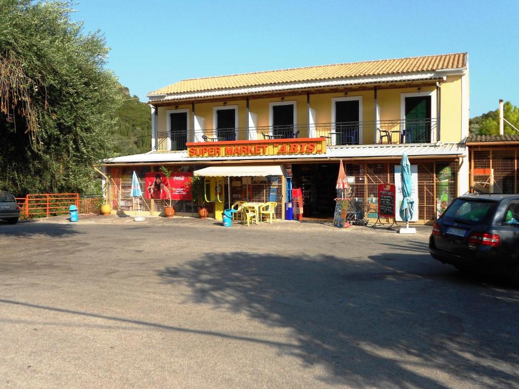 Budova, v ktorej sa kemping nachádza