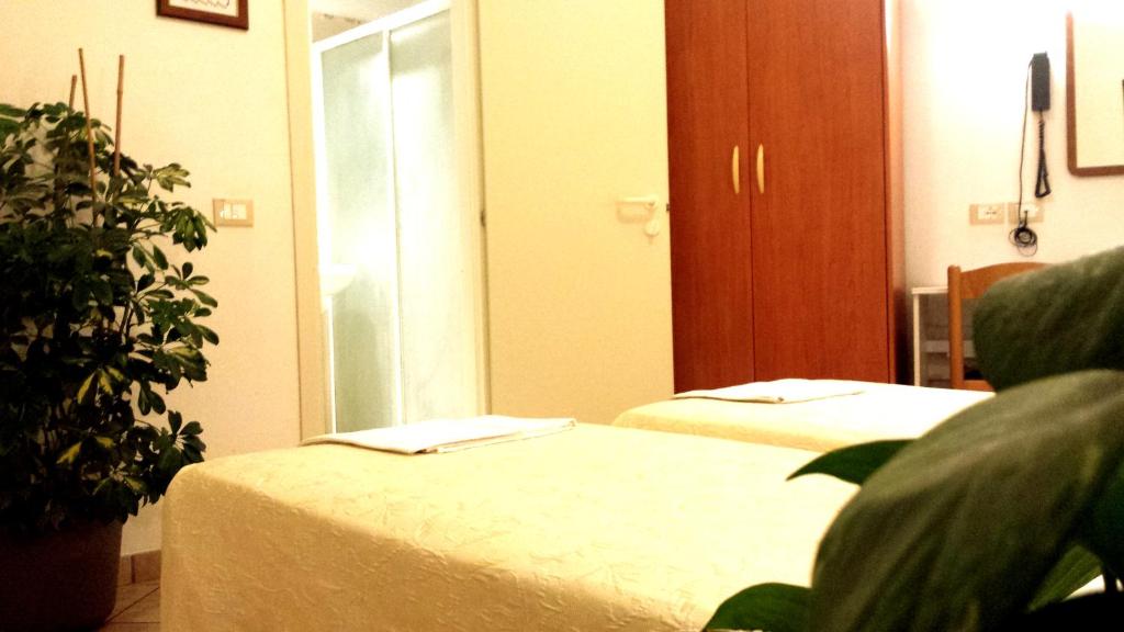 Postel nebo postele na pokoji v ubytování Hotel Galles Rimini