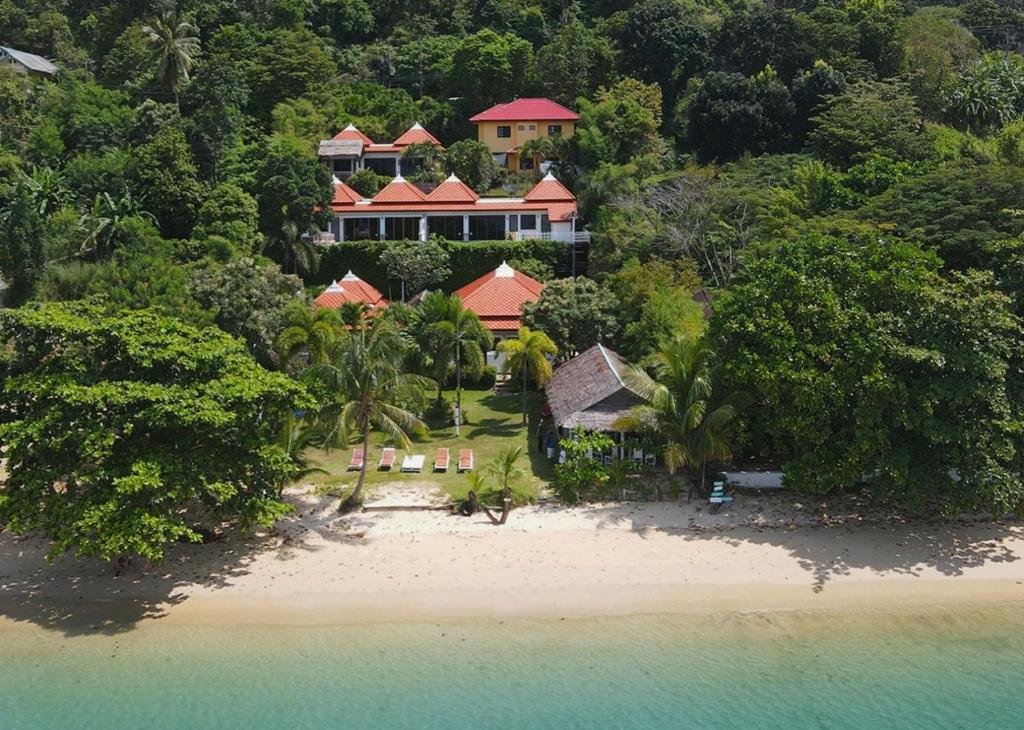 una vista aérea de una casa en la playa en Soul Villas by The Beach - Phuket en Panwa Beach