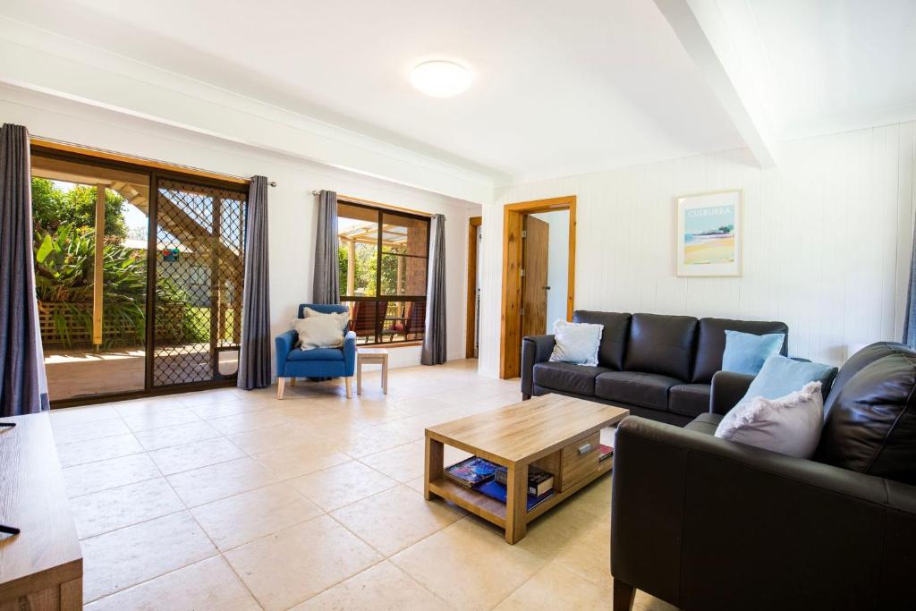 Time and Tide Pet Friendly 1 Min Walk to Beach - Four-Bedroom House