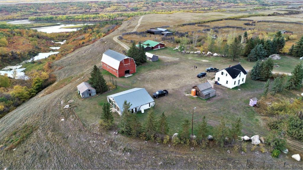 una vista aérea de una granja con un granero y una casa en Character farmhouse set in beautiful countryside en Saskatoon