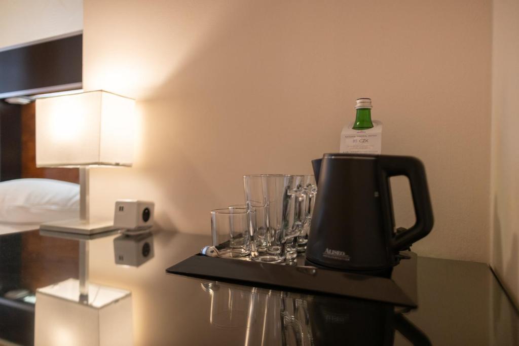 Příslušenství pro přípravu čaje a kávy v ubytování Grand Majestic Hotel Prague