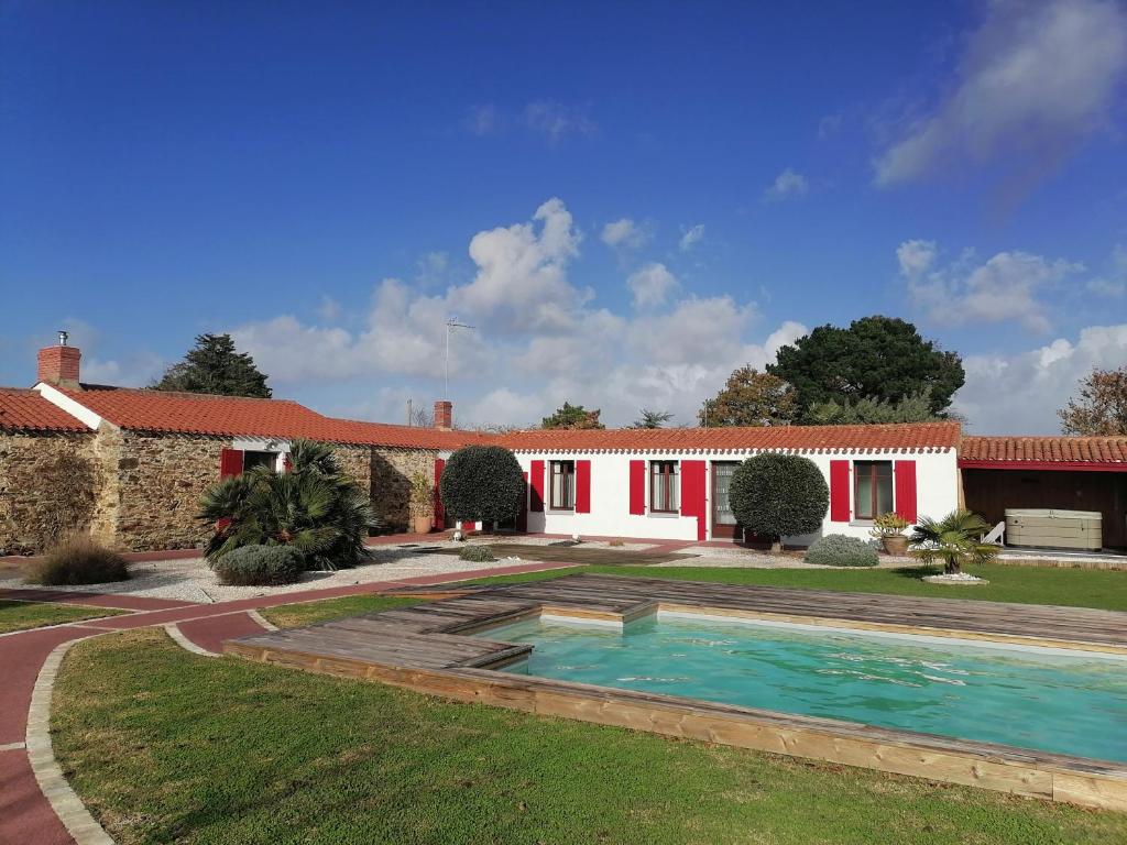 uma casa com piscina no quintal em La Longère des Olonnes em Les Sables-dʼOlonne