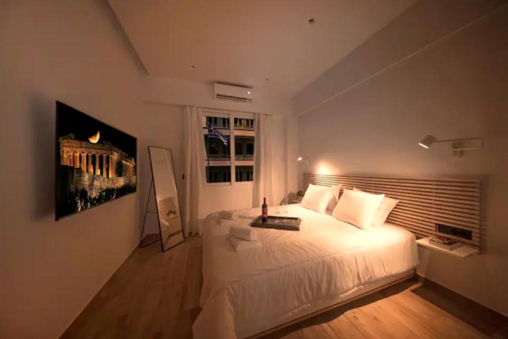 A bed or beds in a room at Downtown Syntagma apartment 1