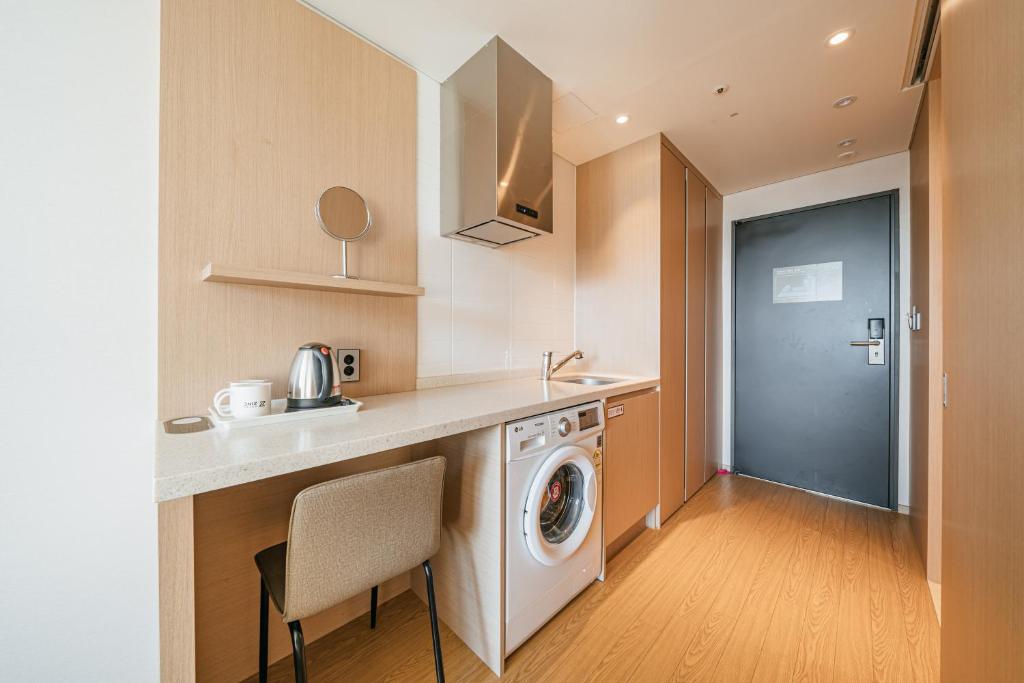 Kuchyň nebo kuchyňský kout v ubytování Hotel Zinc