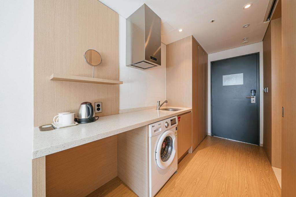 Kuchyň nebo kuchyňský kout v ubytování Hotel Zinc