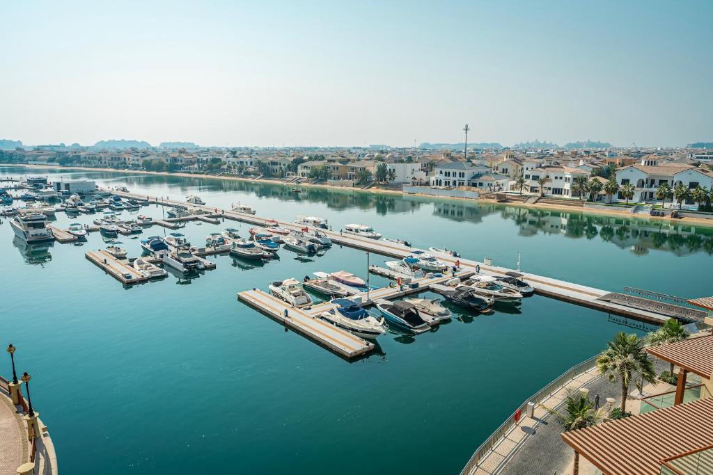 una vista aerea di un porto turistico con barche in acqua di Ain Dubai and sunset view studio a Dubai