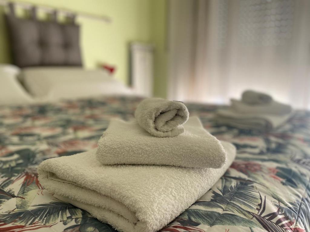 Cavour16 rent bedrooms - Triple Room With Private External Bathroom