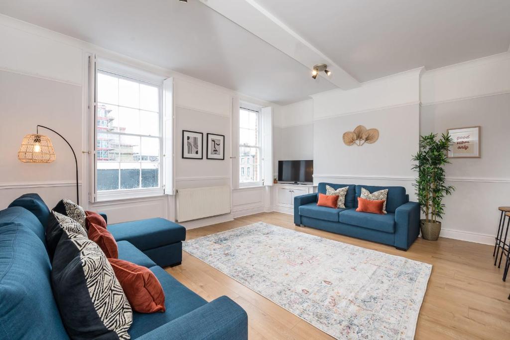 uma sala de estar com dois sofás azuis e um tapete em Host & Stay - The Seel Street Townhouse em Liverpool