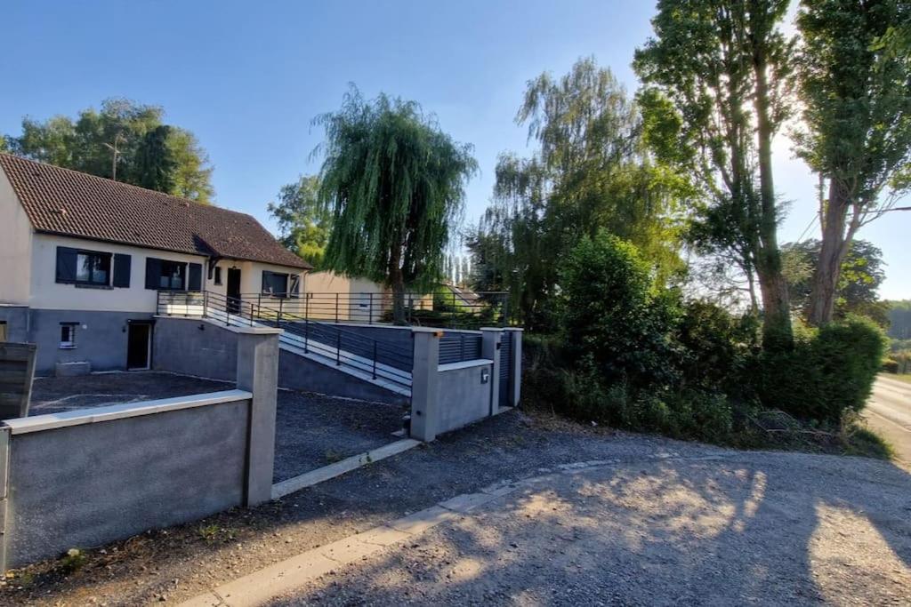 Sous-sol aménagé tout équipé avec jardin & parking - Appartement D'une Chambre