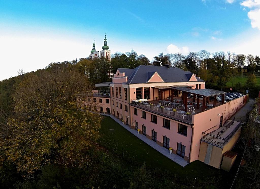 une vue aérienne sur un bâtiment avec une tour dans l'établissement Hotel Cvilín, à Krnov