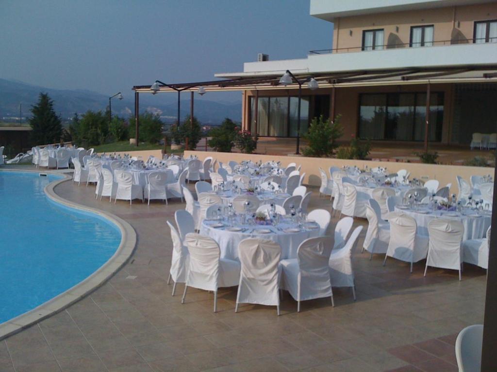 Bazén v ubytování Achillio Hotel nebo v jeho okolí