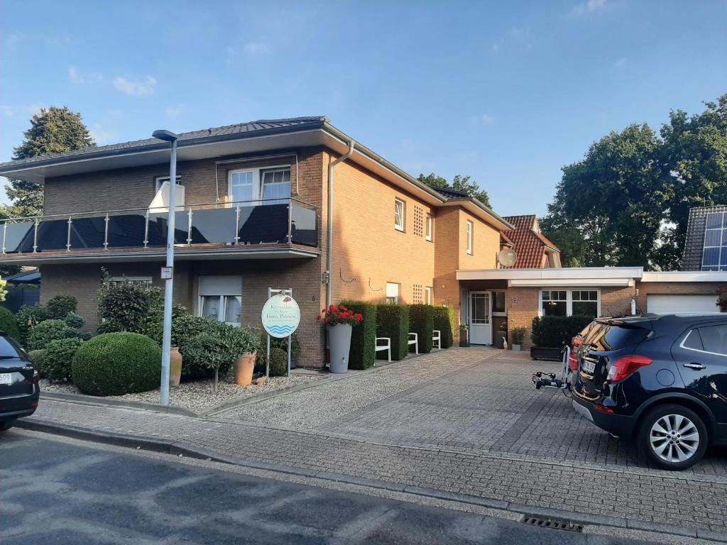 um carro estacionado em frente a uma casa em Katharina die Kleine em Bad Zwischenahn