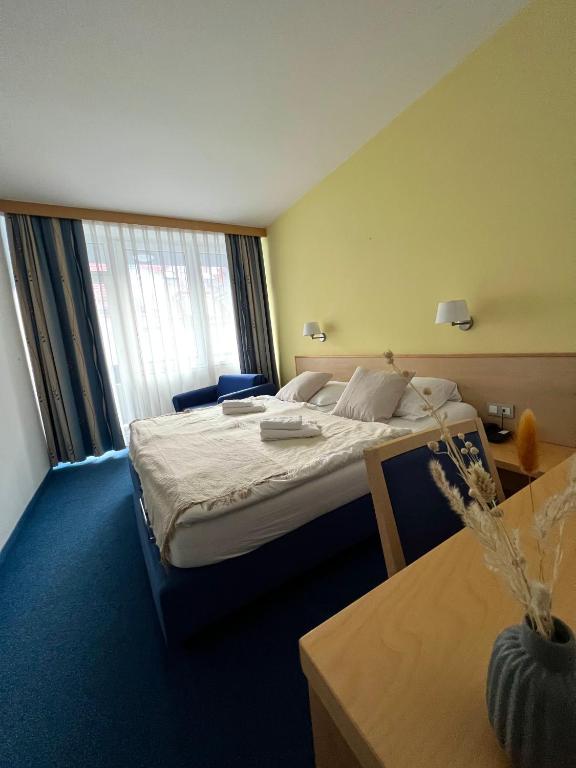 Postel nebo postele na pokoji v ubytování Hotel Jeruzalem