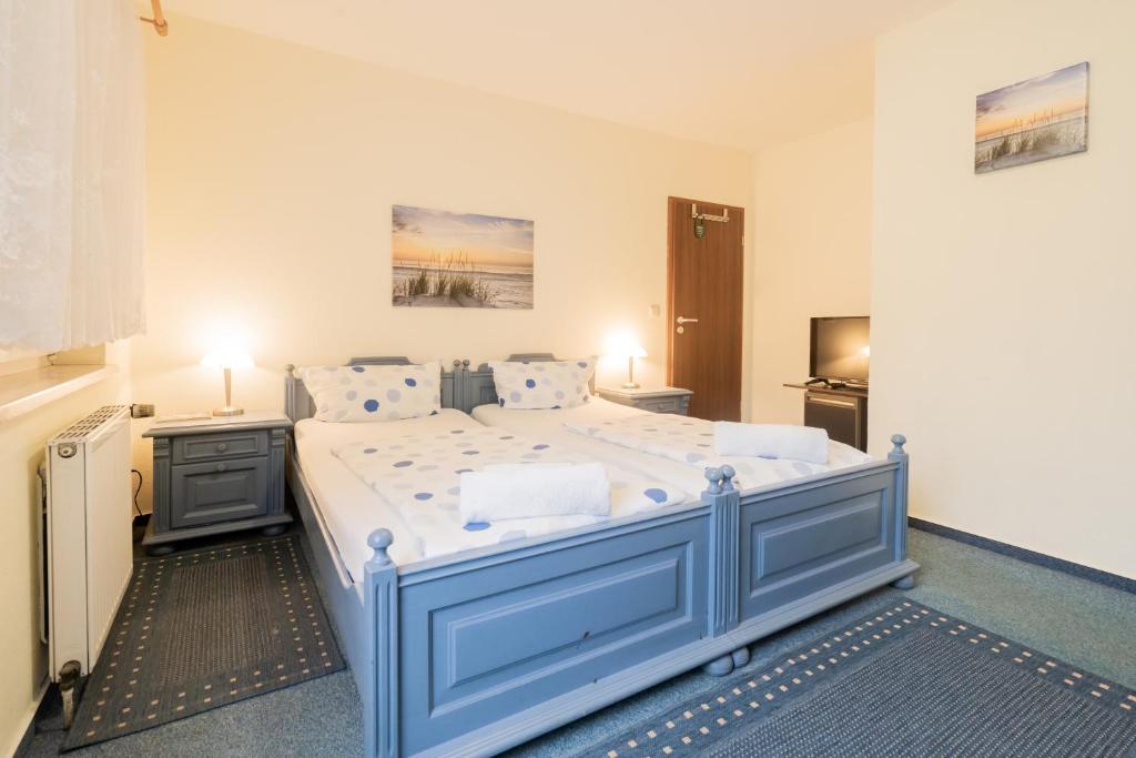 1 cama azul grande en una habitación con 2 lámparas en Hotel Dori´s 108, en Berlín