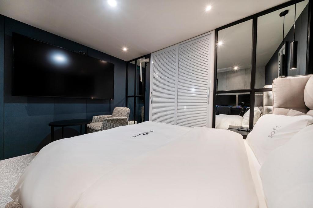 Postel nebo postele na pokoji v ubytování Gorilla Hotel