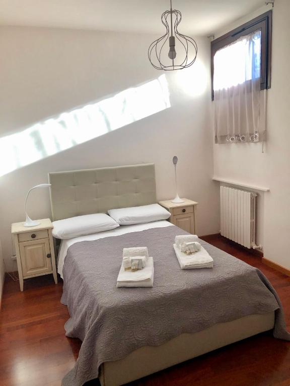 A bed or beds in a room at Palazzo Bianchetti