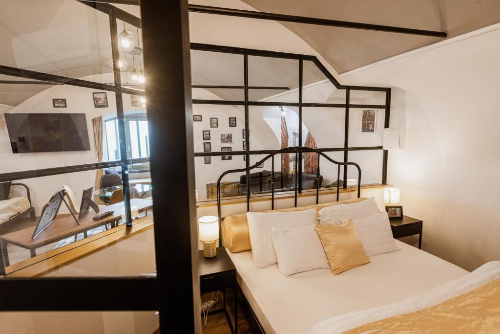 Postel nebo postele na pokoji v ubytování Dunakavics XIII Apartman