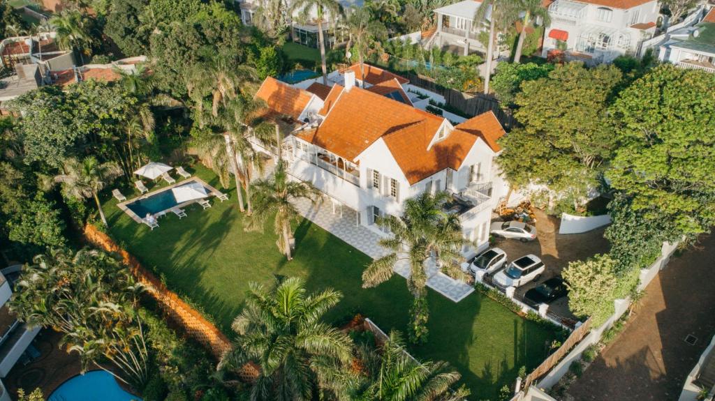 una vista aérea de una casa grande con techo naranja en Essenwood House en Durban