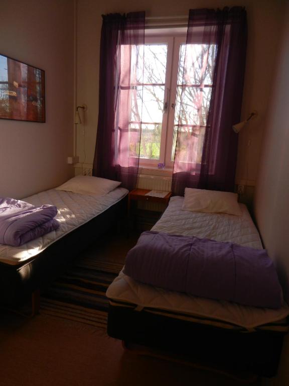 Postel nebo postele na pokoji v ubytování Gothem Logi