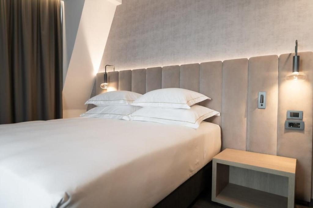 Postel nebo postele na pokoji v ubytování Elegans Hotel Brdo
