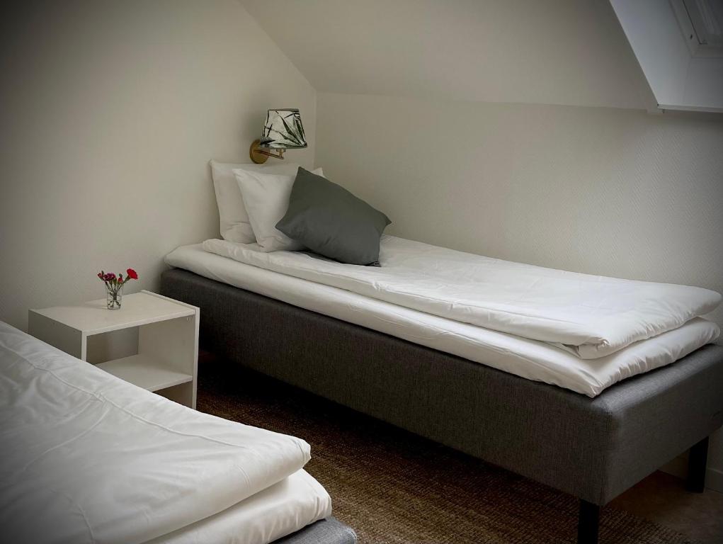 Postel nebo postele na pokoji v ubytování Gåsen Out B&B