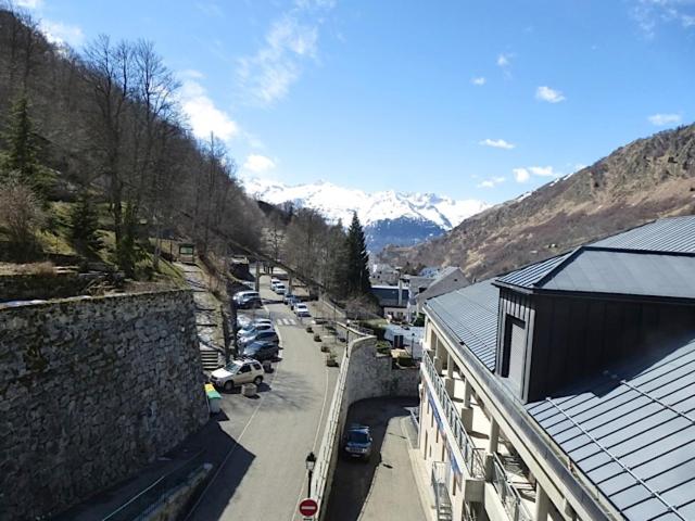 ariaal uitzicht op een straat in een stad met bergen bij Boost Your Immo Val des Thermes Barèges PM30 in Barèges