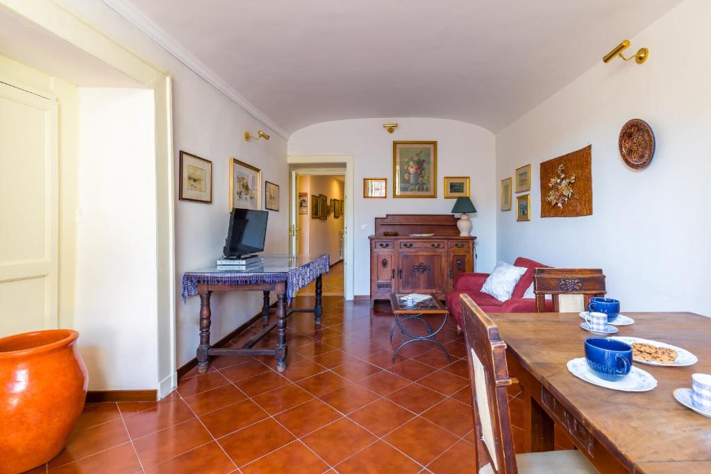 A television and/or entertainment centre at Appartamento a Santa Maria La Nova by Wonderful Italy