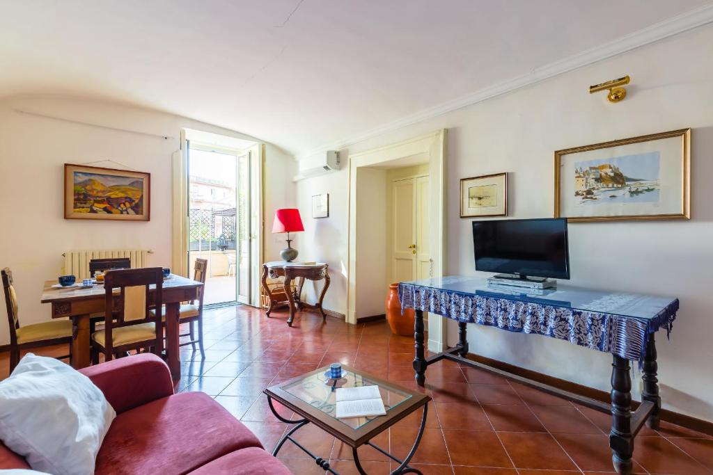 A television and/or entertainment centre at Appartamento a Santa Maria La Nova by Wonderful Italy