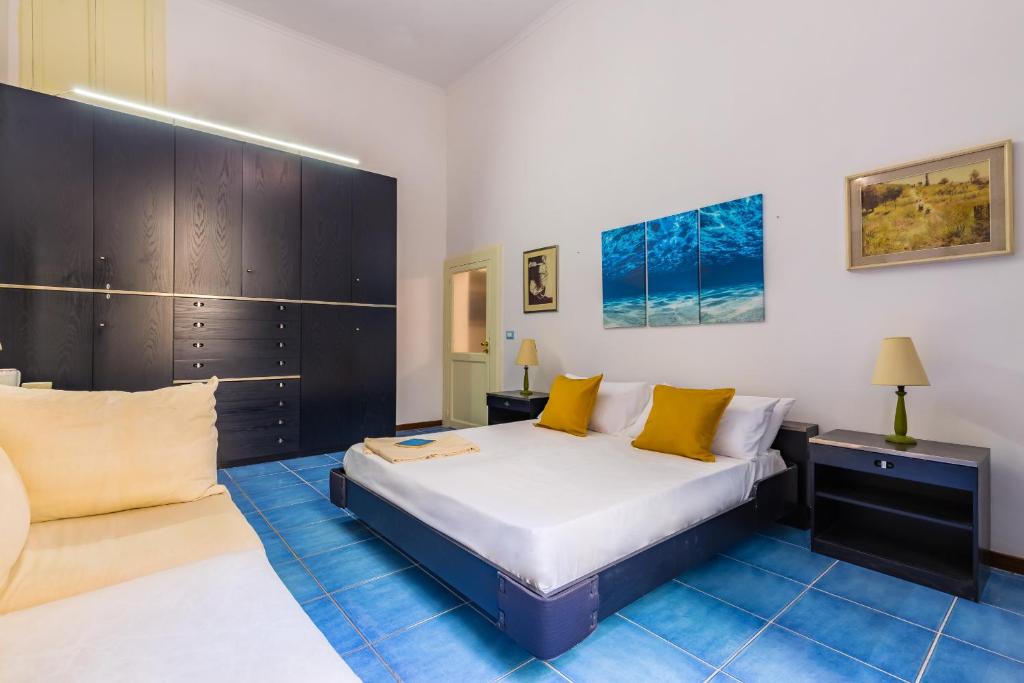 A bed or beds in a room at Appartamento a Santa Maria La Nova by Wonderful Italy