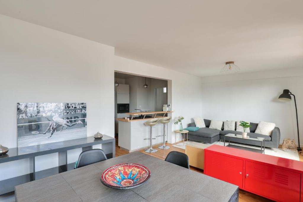 a living room with a table and a couch at New ! Cosy Apt, ideal couple centre de Boulogne in Boulogne-Billancourt