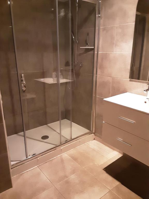 una ducha con puerta de cristal en un baño en La petite Cabrière, en Cazouls-lès-Béziers