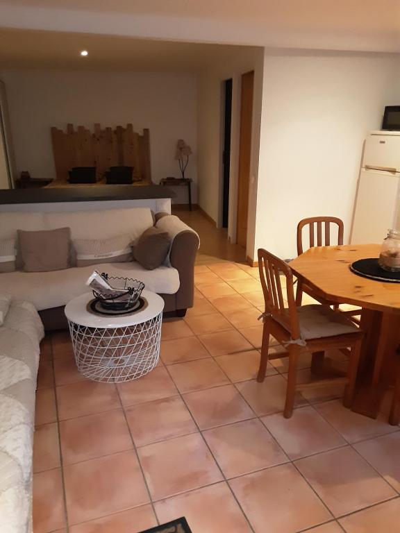 Cazouls-lès-Béziers的住宿－La petite Cabrière，客厅配有沙发和桌子