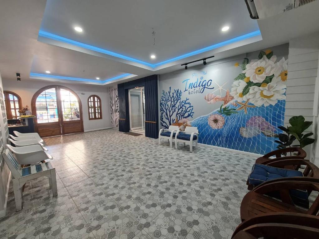 una sala de espera con un mural de flores en la pared en Phi Phi Indigo Hotel, en Islas Phi Phi