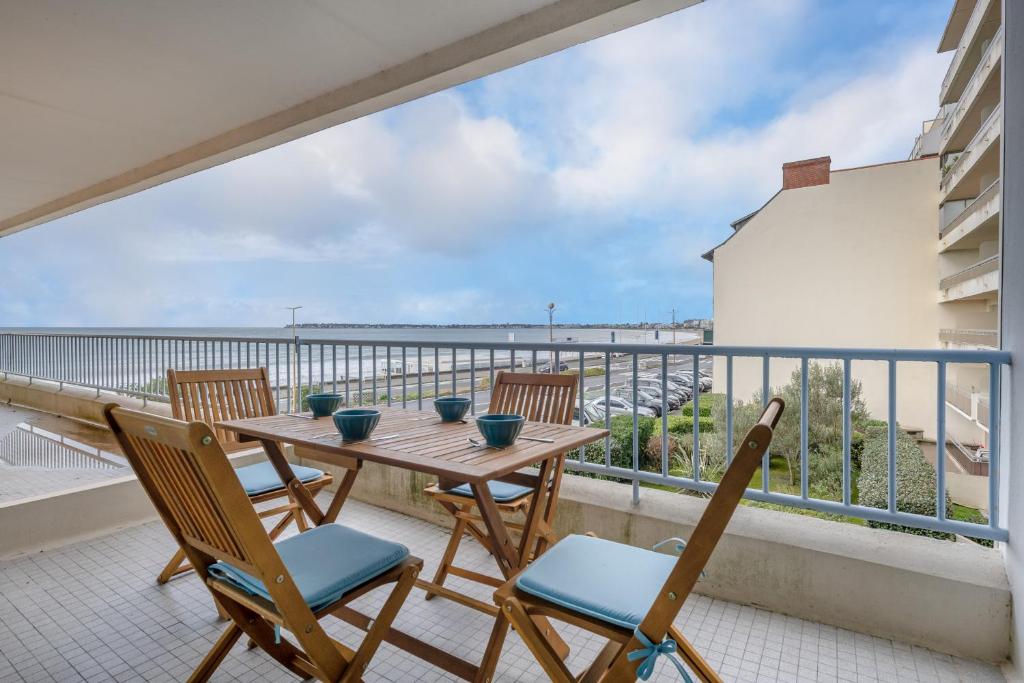 une table et des chaises sur un balcon avec vue dans l'établissement Charmant appartement vue mer!, à La Baule