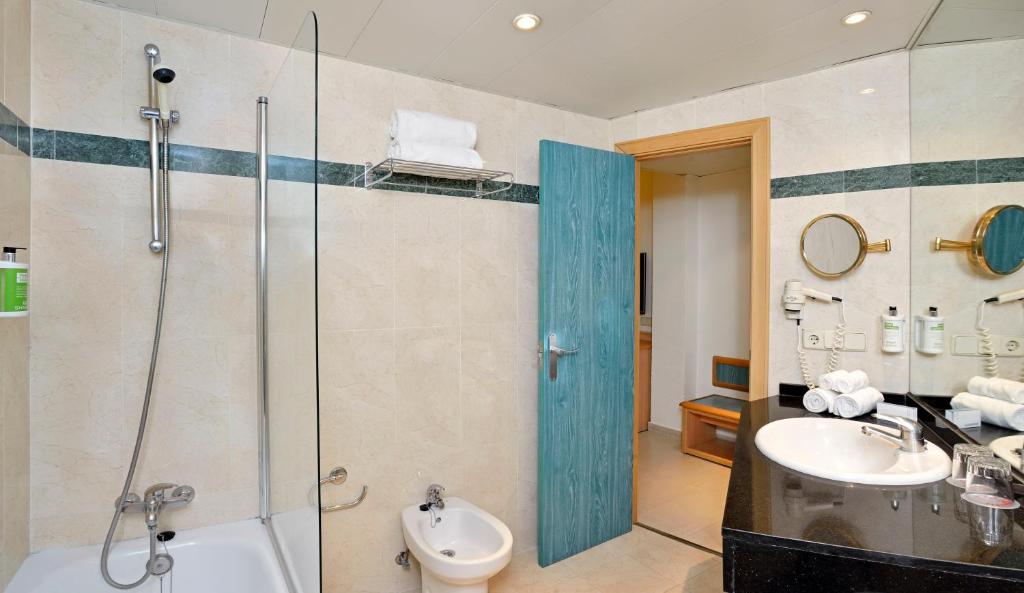 Un baño con ducha, lavabo e inodoro. en Sol Principe, en Torremolinos
