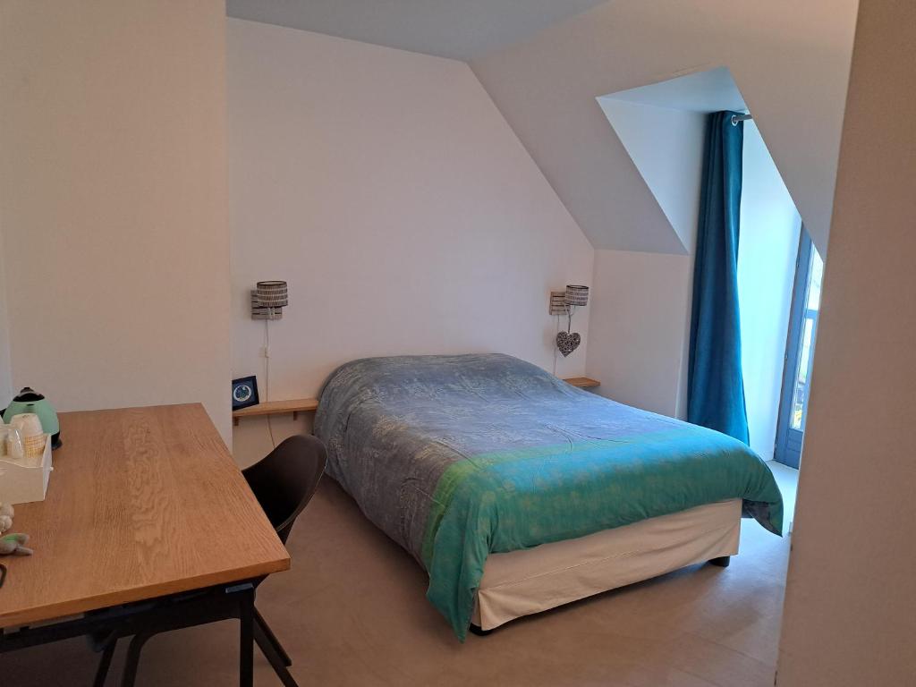 een slaapkamer met een bed, een bureau en een tafel bij Au Chat Perché espace familial in Mareil-sur-Mauldre