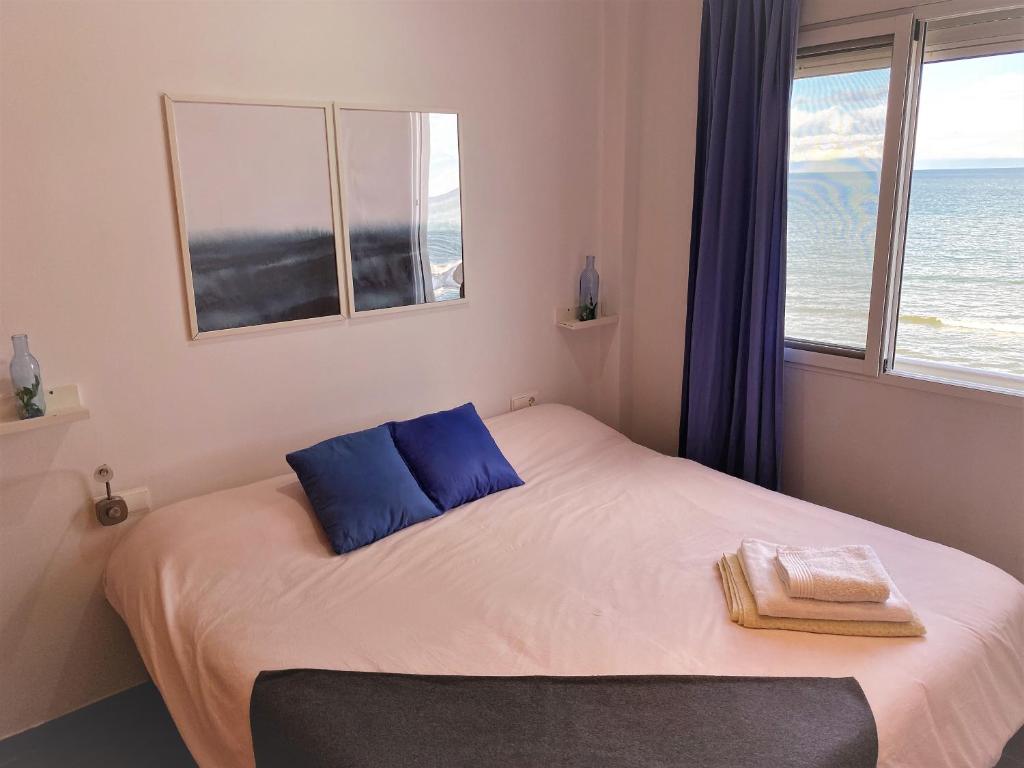 Beachfront Apartment with a Terrace, Mareny Barraquetas ...