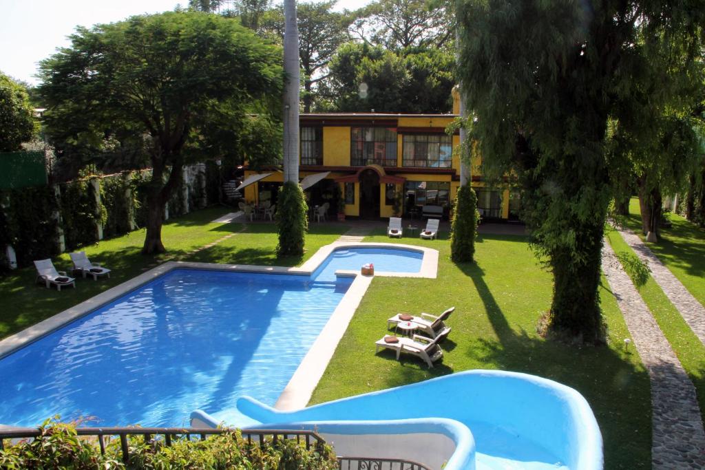 a house with a swimming pool in the yard at Hotel La Villa Real in Cuautla Morelos